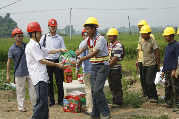 国网眉山供电公司向导慰问我一线施工队