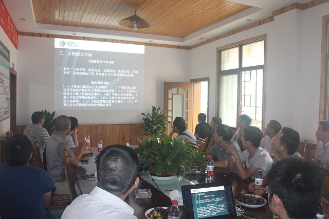 自贡供电公司向导和专家到石化园线路施工项目部交流学习