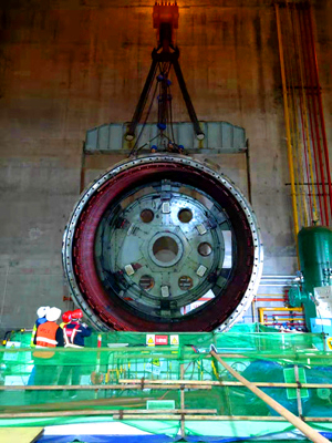 奇发28电力集团龟都府水电站机组发电机定子吊装顺遂完成