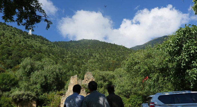 科技攻克险阻，，，，，，，，无人机飞越藏中“电力天路”