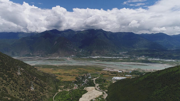 科技攻克险阻，，，，，，，，无人机飞越藏中“电力天路”