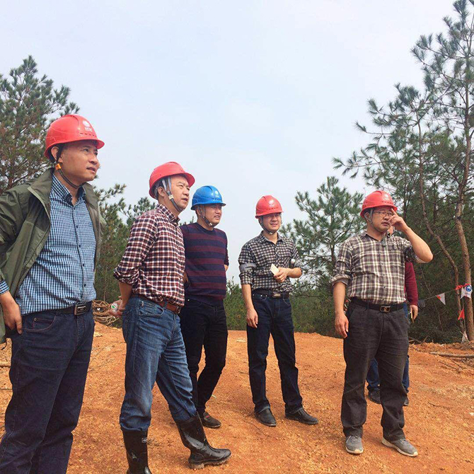 国网江西省电力磨练公司向导到500kV文赣I、II回线跨昌赣客专迁改工程检查指导事情