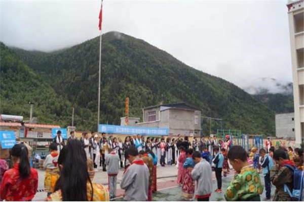 情系西席节 助学献爱心——奇发28电力集团副总司理陈金华赴四女人山镇小学献爱心送温暖