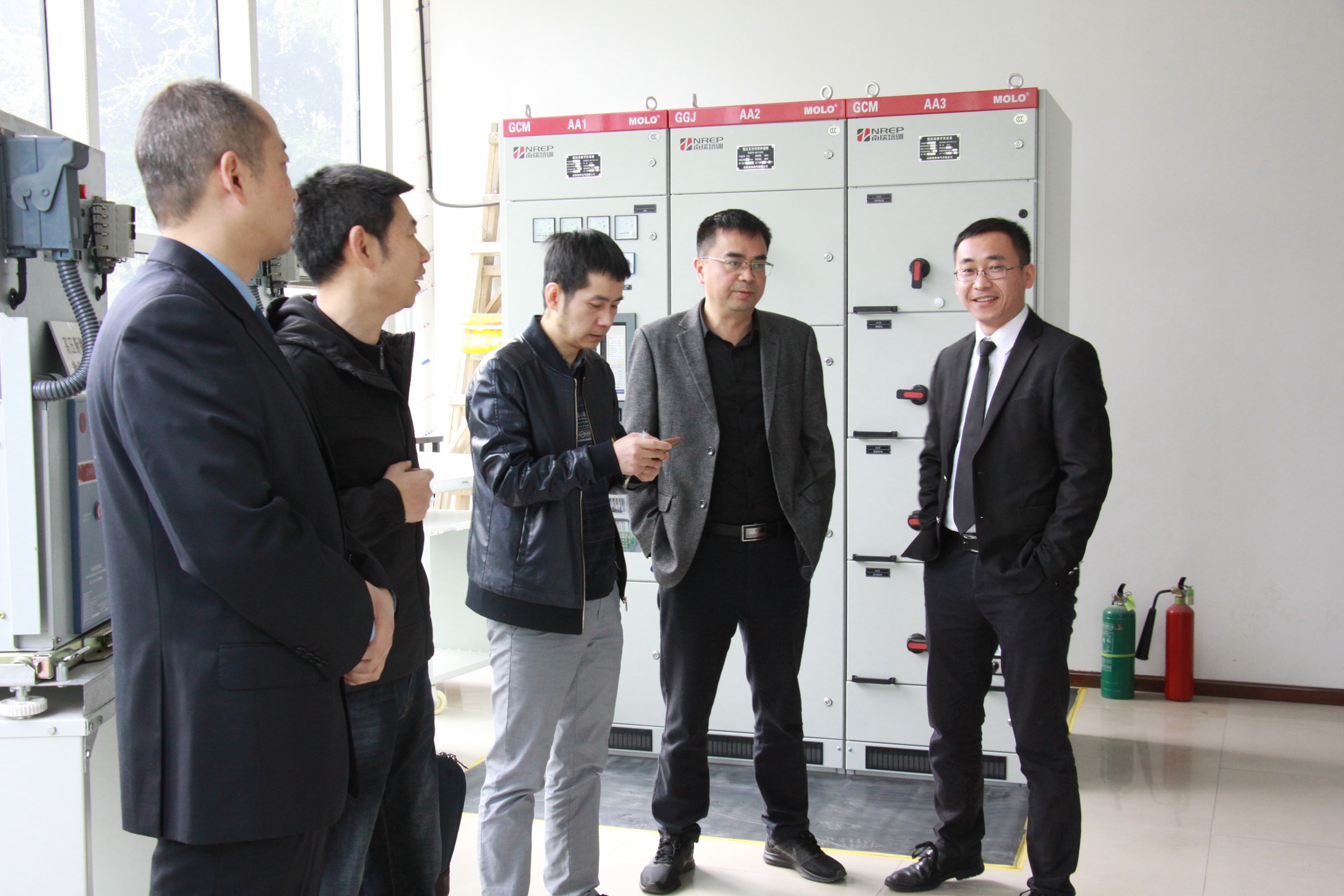 成都农业科技职业学院机电手艺分院向导来司考察交流