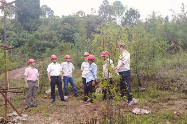 四川电力磨练公司白总一行到500kV山桃线迁改工程施工现场检查指导事情
