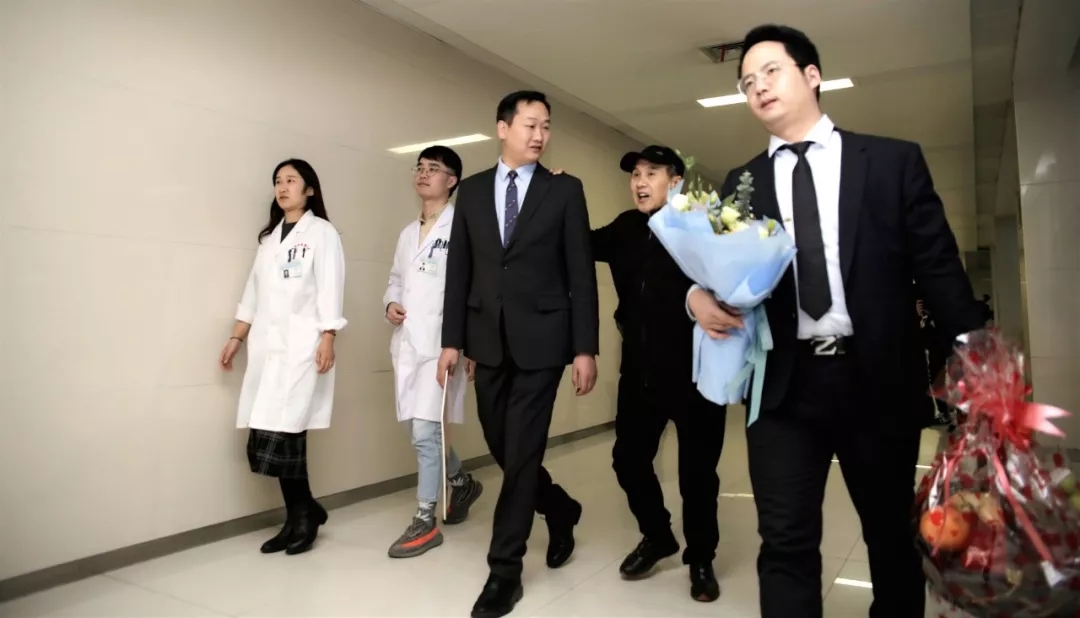 我们是一家人——奇发28电力集团工会主席张辉一行携爱心款慰问陈显达