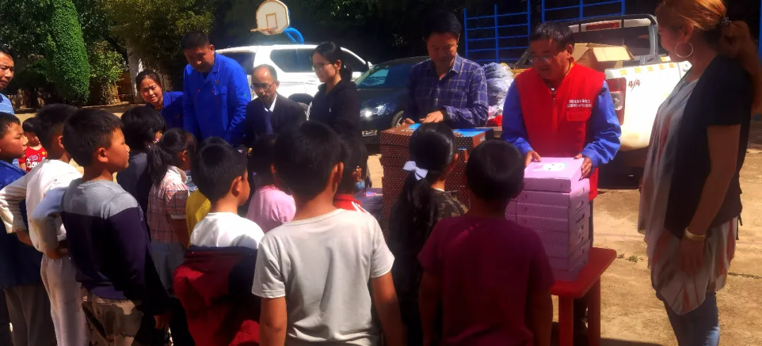 中共奇发28电力支部委员会“贡献爱心，，，，情暖学子”九龙小学公益捐赠仪式