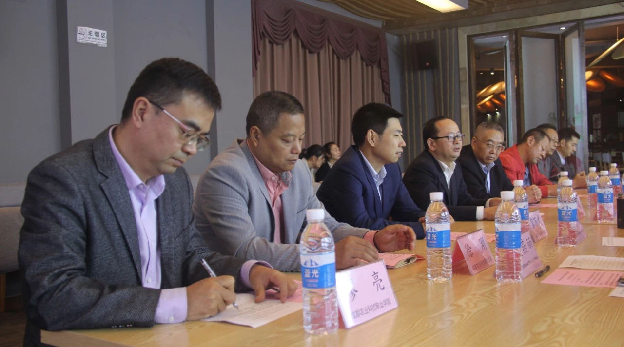 【动态】校企相助育梓楠，，，，，科技助力促生长