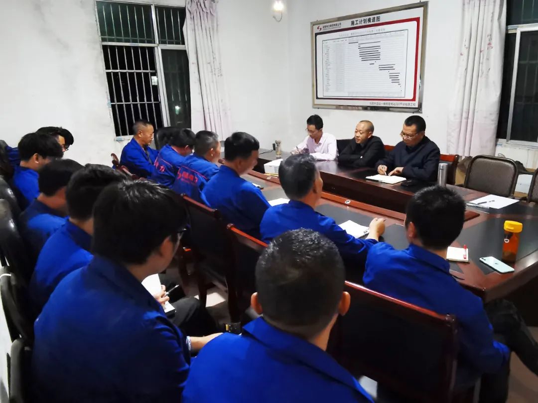 欢度佳节，，，，总司理一行检查清静生产慰问一线在岗职员