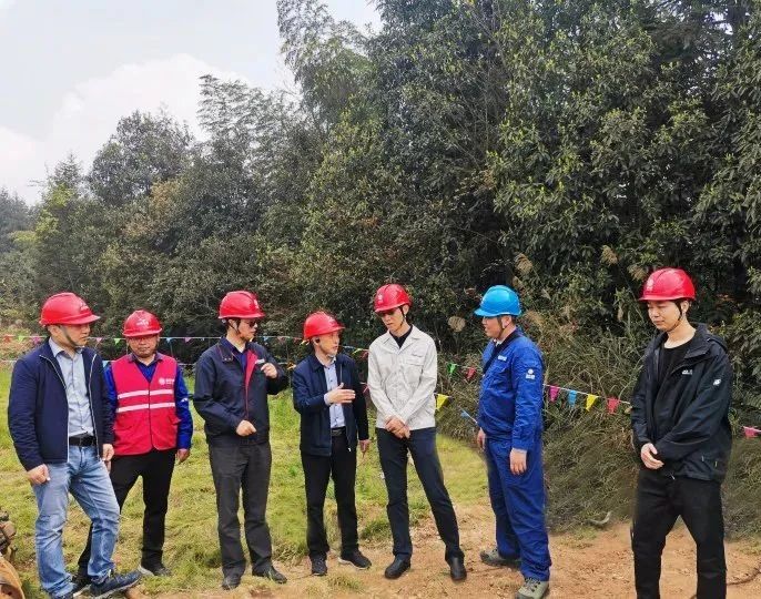 奇发28电力集团副总司理江明一行赴 ±800kV宾金线停电磨练现场视察指导事情