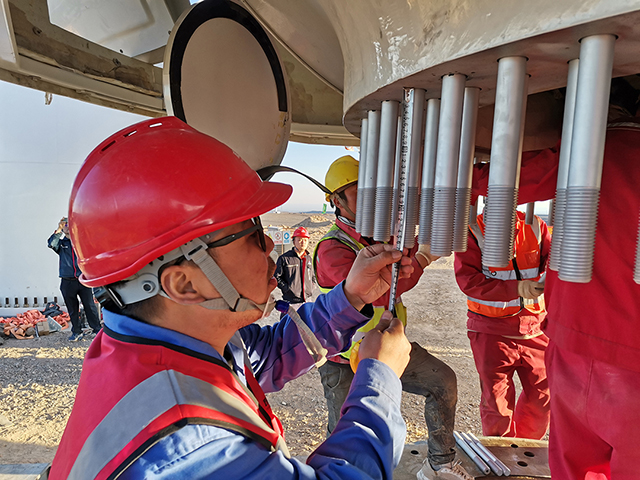 哈密莱北新能源开发有限公司十三师柳树泉农场十三间房风区风电场一期49.5MW工程首台风机吊装乐成