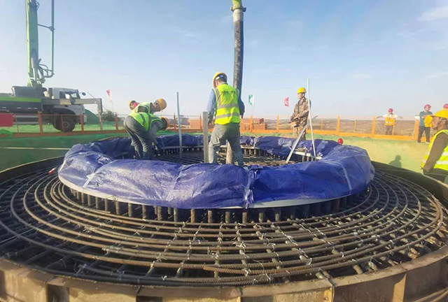 华润电力甘肃华池紫坊畔50MW风电项目首台风机基础浇筑顺遂完成