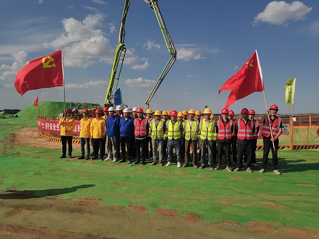 华润电力甘肃华池紫坊畔50MW风电项目首台风机基础浇筑顺遂完成