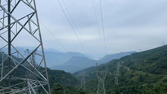 110kV雷坝一线58-77号重冰区段抗冰差别化刷新工程顺遂完工