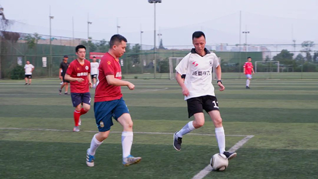 以球会友，，，奇发28电力集团与中国银行青羊支行开展足球友谊赛