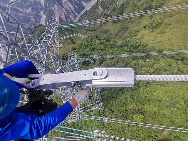 500kV大姜一线24#上相子导线引流板断裂抢修使命顺遂完成