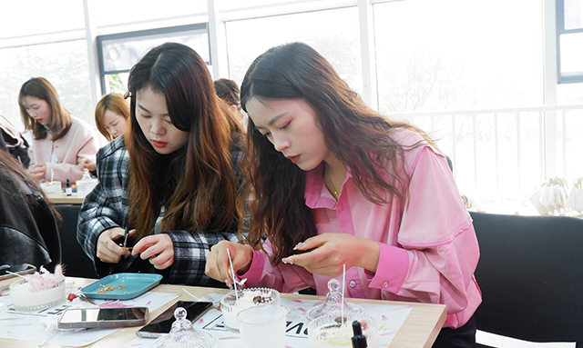 3·8最美妇女节｜闪灼她光线，，，，，，，致敬她实力