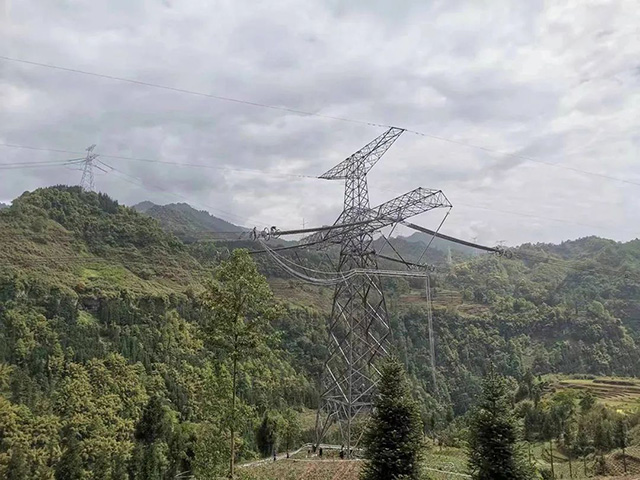 直升机吊运物资，，，，，，，，助力±800kV锦苏线大修