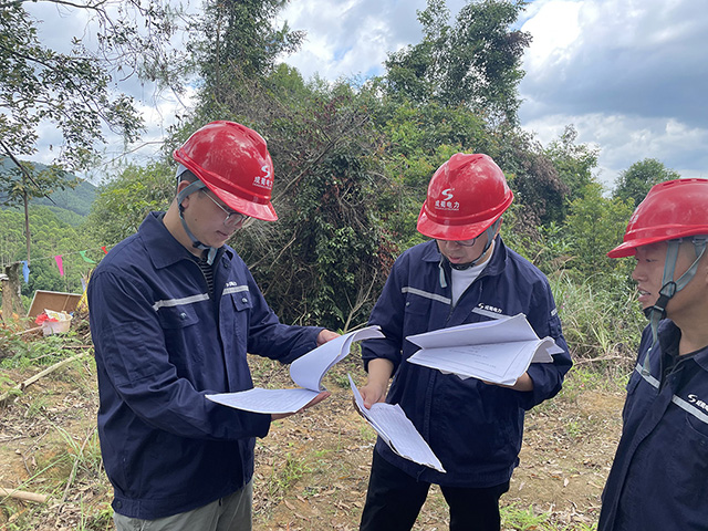 集团常务副总司理邓玉章赴华润电力梧州藤县同心100MW风电项目35kV集电线路工程项目部检查指导事情