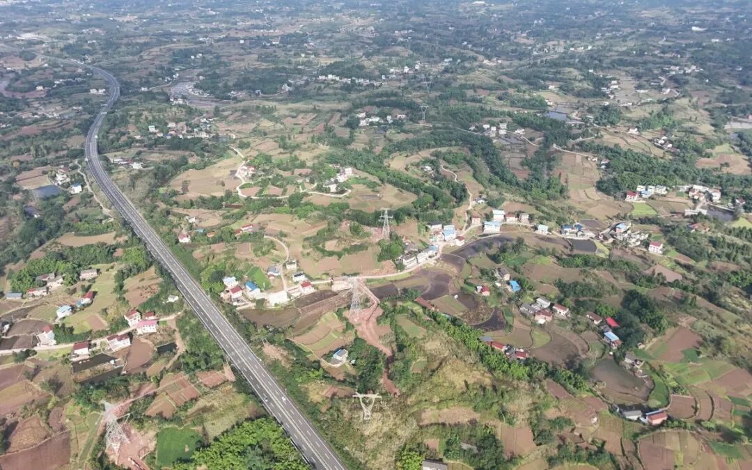 内江过境高速500kV洪遂线迁改工程圆满完工 为电网与交通系上“双包管”