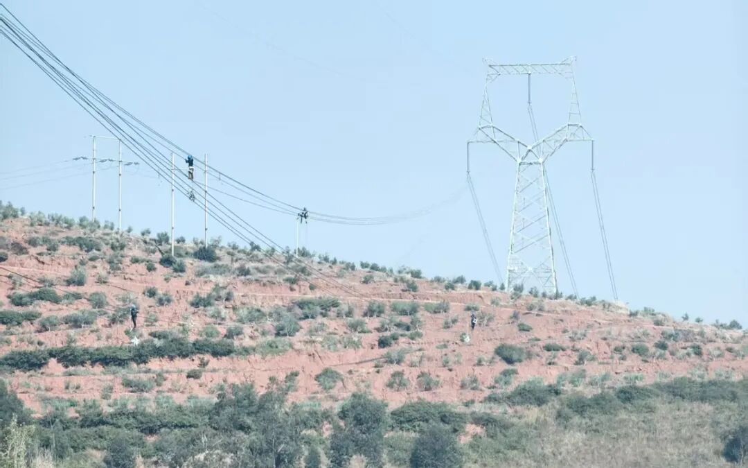 集团高效完成两大交通项目超高压线路迁改 为区域生长买通“电力廊道”