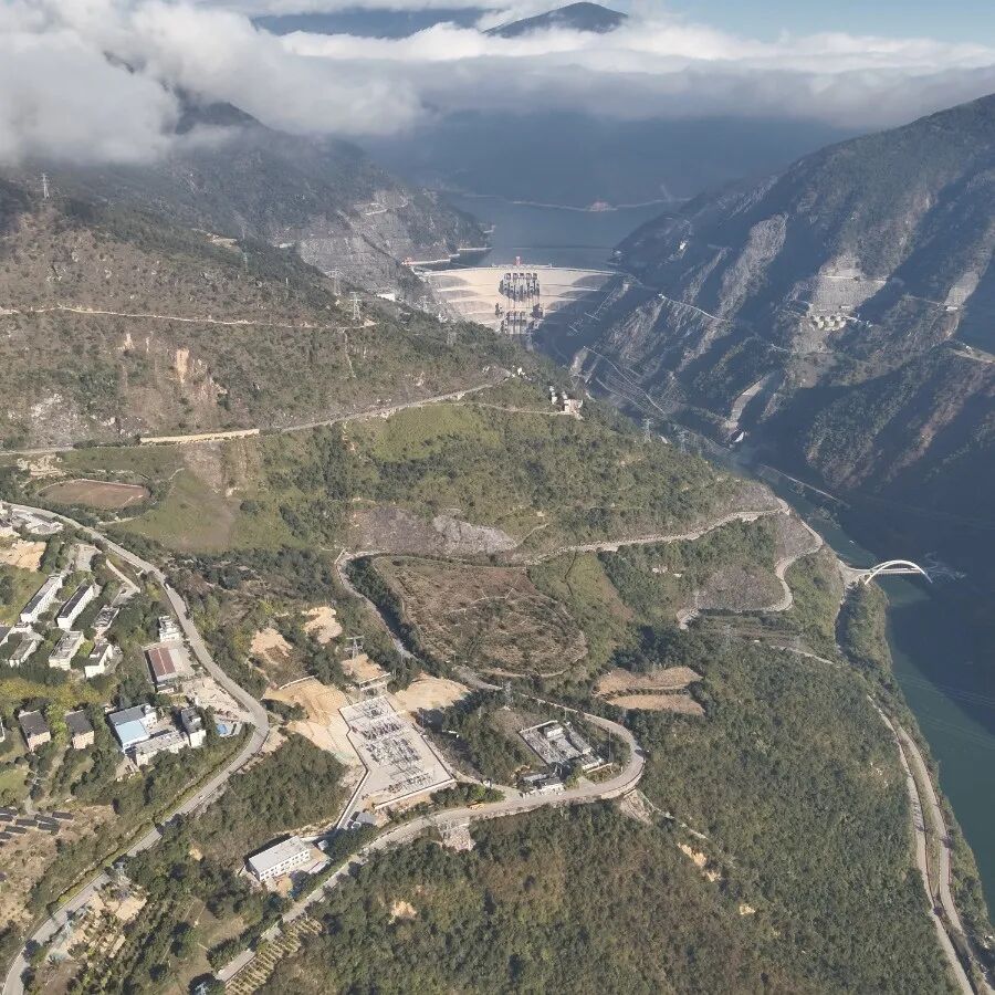 水光共舞，，，，，绿电新章--奇发28电力集团助力建设南方电网区域首个百万千瓦级水光互补搜集站